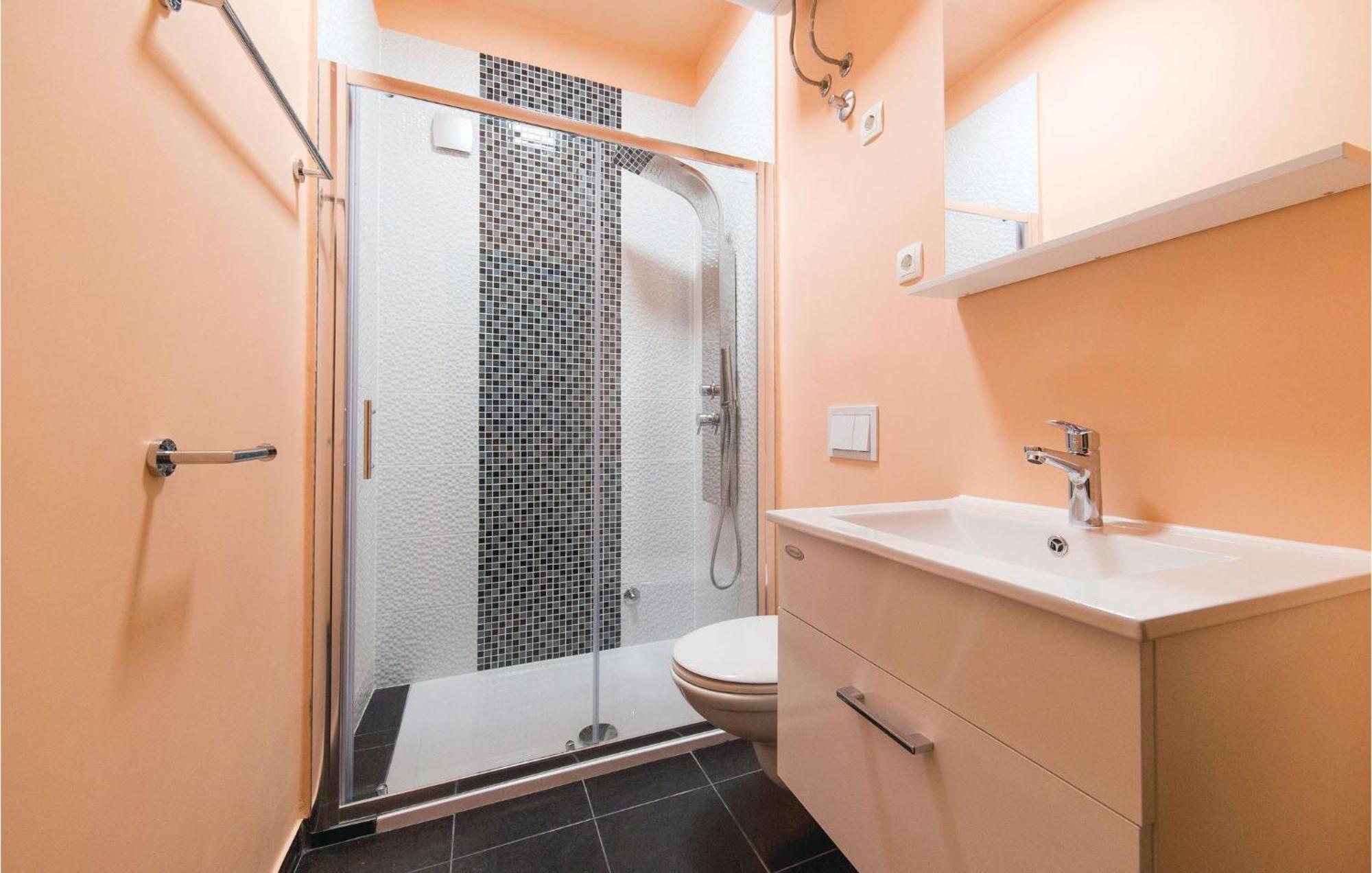 Amazing Apartment In Kastel Stafilic With Jacuzzi Kaštela Εξωτερικό φωτογραφία