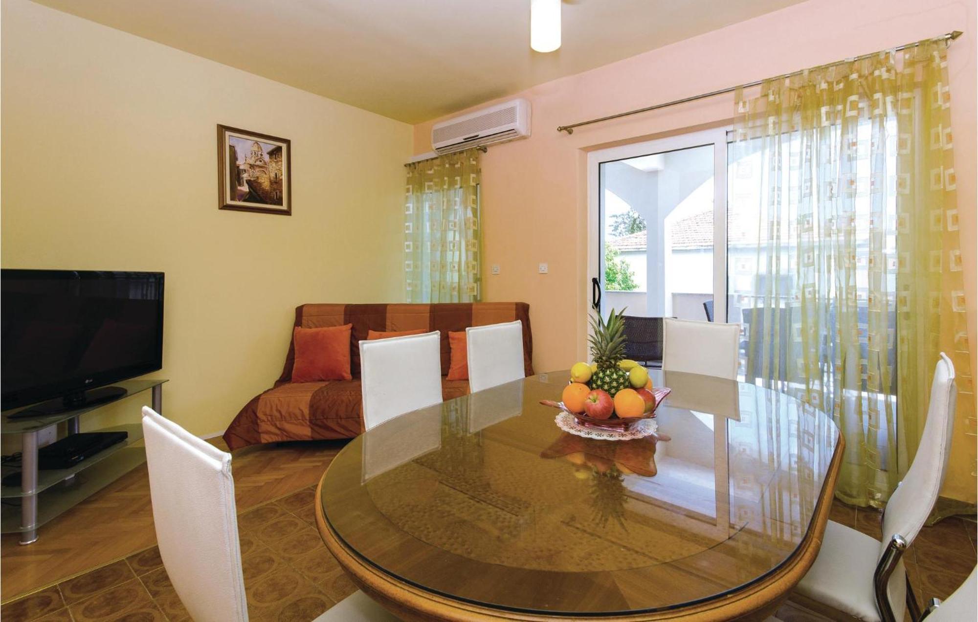 Amazing Apartment In Kastel Stafilic With Jacuzzi Kaštela Εξωτερικό φωτογραφία