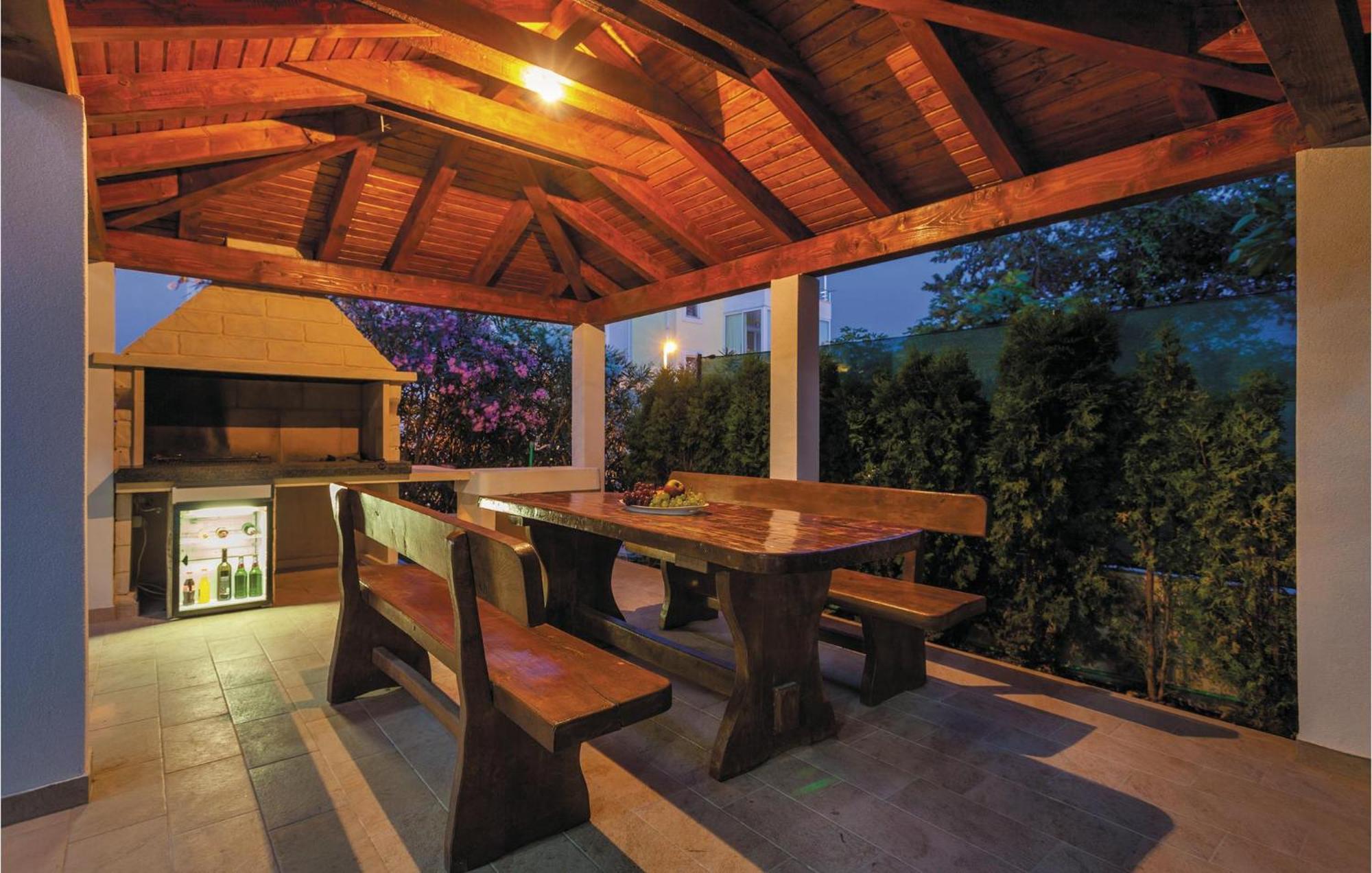 Amazing Apartment In Kastel Stafilic With Jacuzzi Kaštela Εξωτερικό φωτογραφία