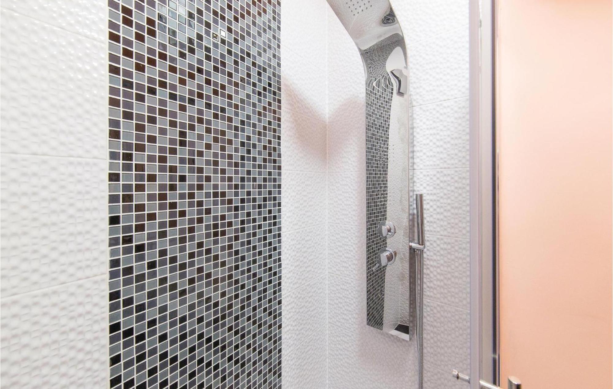 Amazing Apartment In Kastel Stafilic With Jacuzzi Kaštela Εξωτερικό φωτογραφία