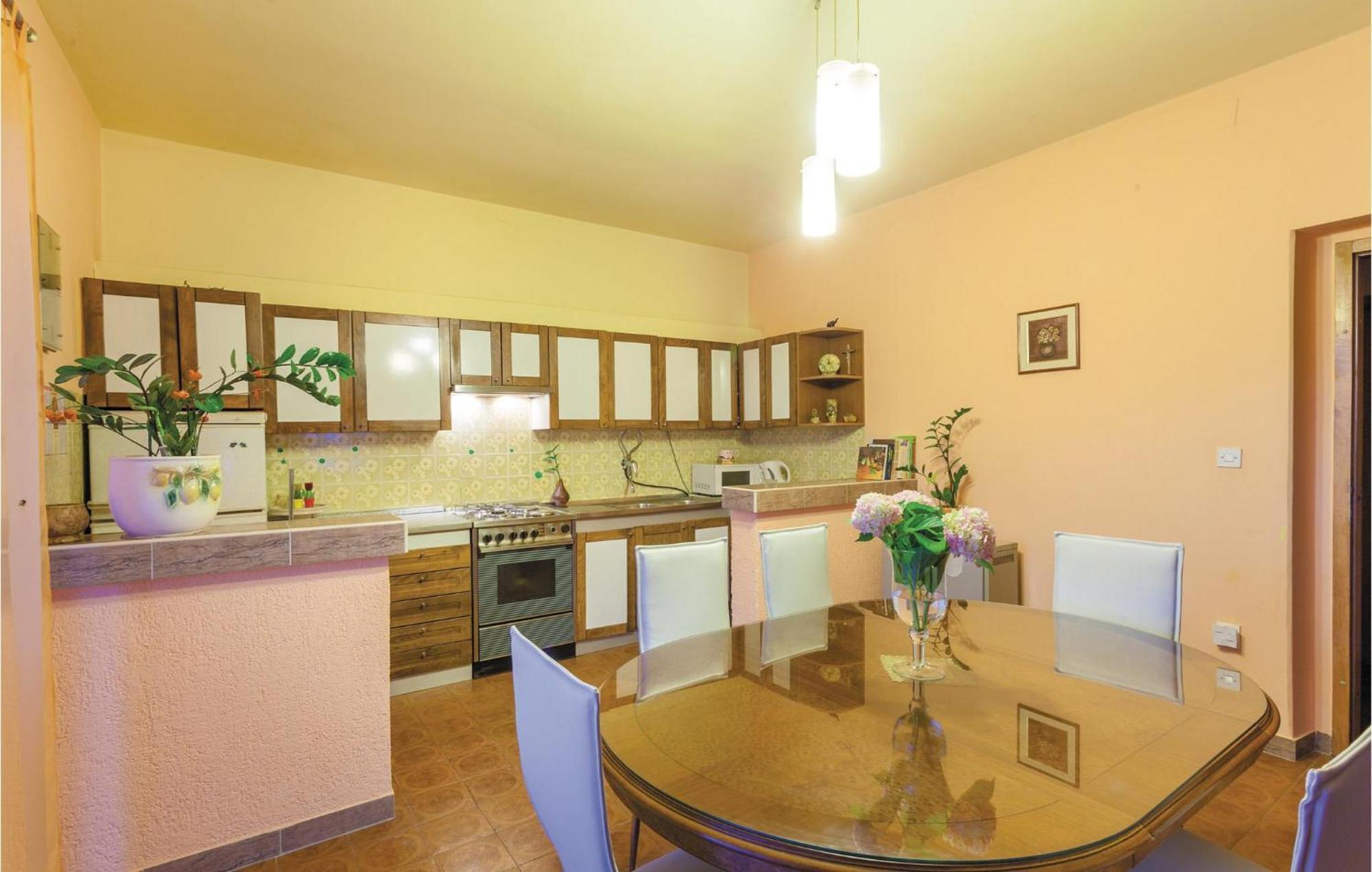Amazing Apartment In Kastel Stafilic With Jacuzzi Kaštela Εξωτερικό φωτογραφία