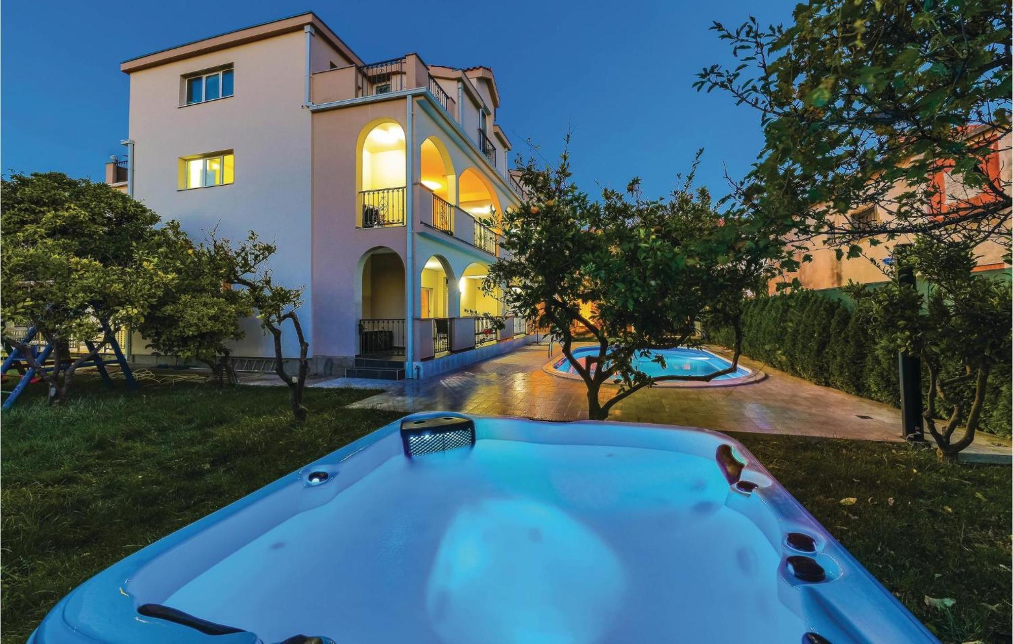 Amazing Apartment In Kastel Stafilic With Jacuzzi Kaštela Εξωτερικό φωτογραφία