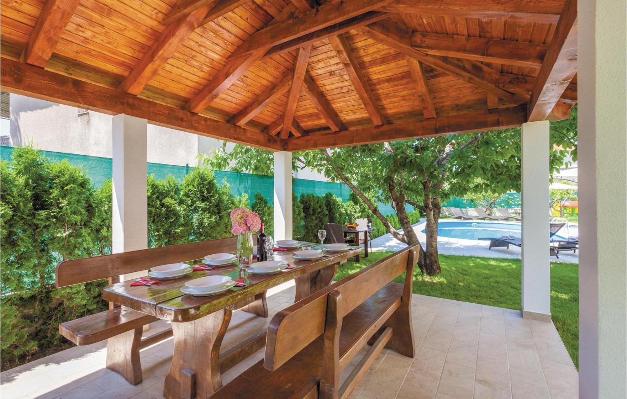 Amazing Apartment In Kastel Stafilic With Jacuzzi Kaštela Εξωτερικό φωτογραφία