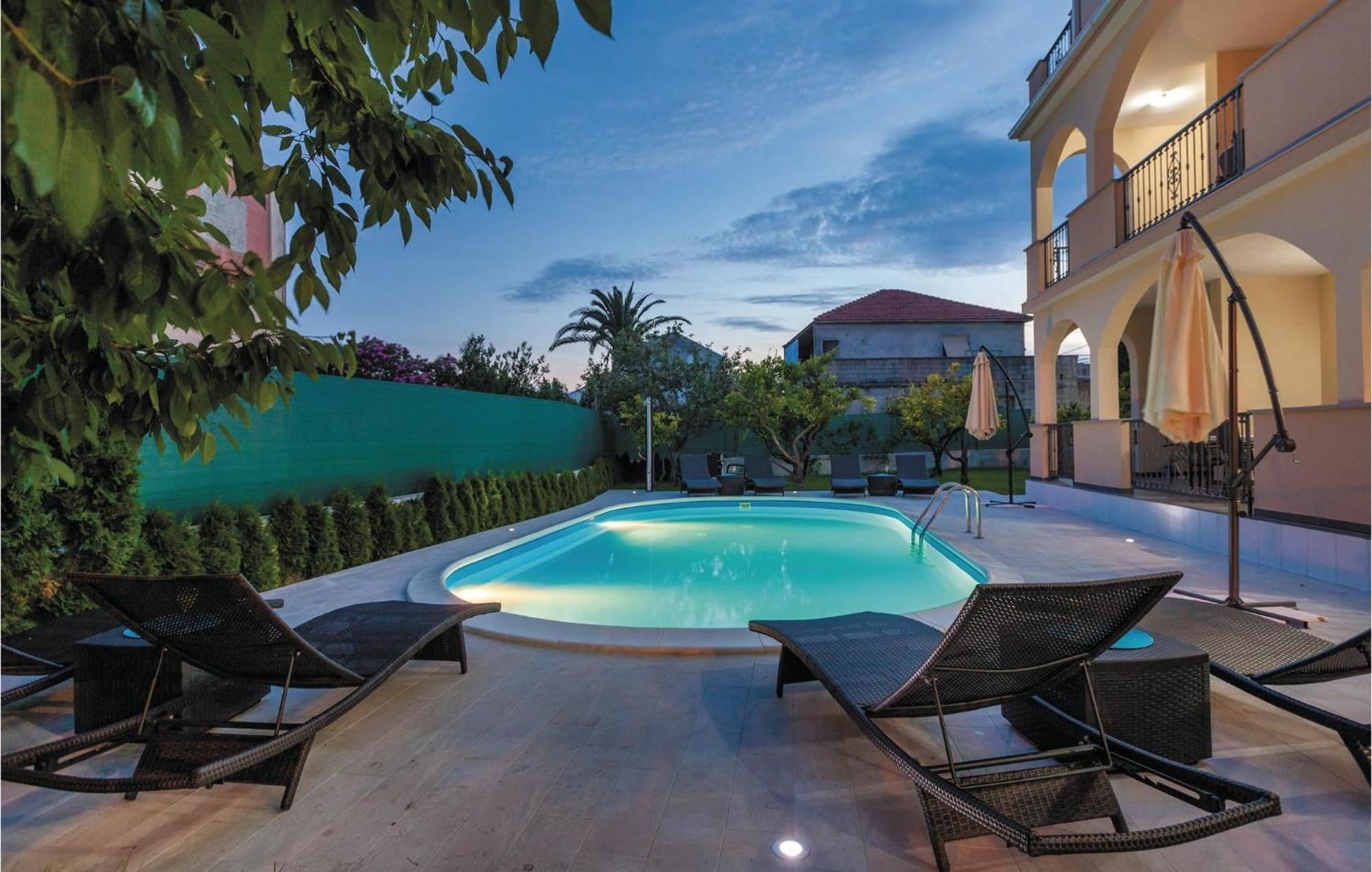 Amazing Apartment In Kastel Stafilic With Jacuzzi Kaštela Εξωτερικό φωτογραφία
