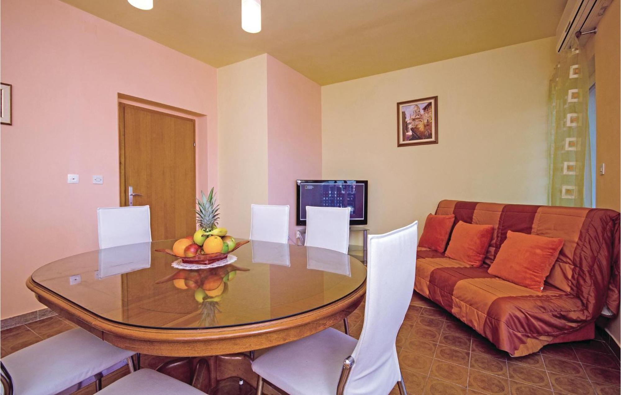 Amazing Apartment In Kastel Stafilic With Jacuzzi Kaštela Εξωτερικό φωτογραφία