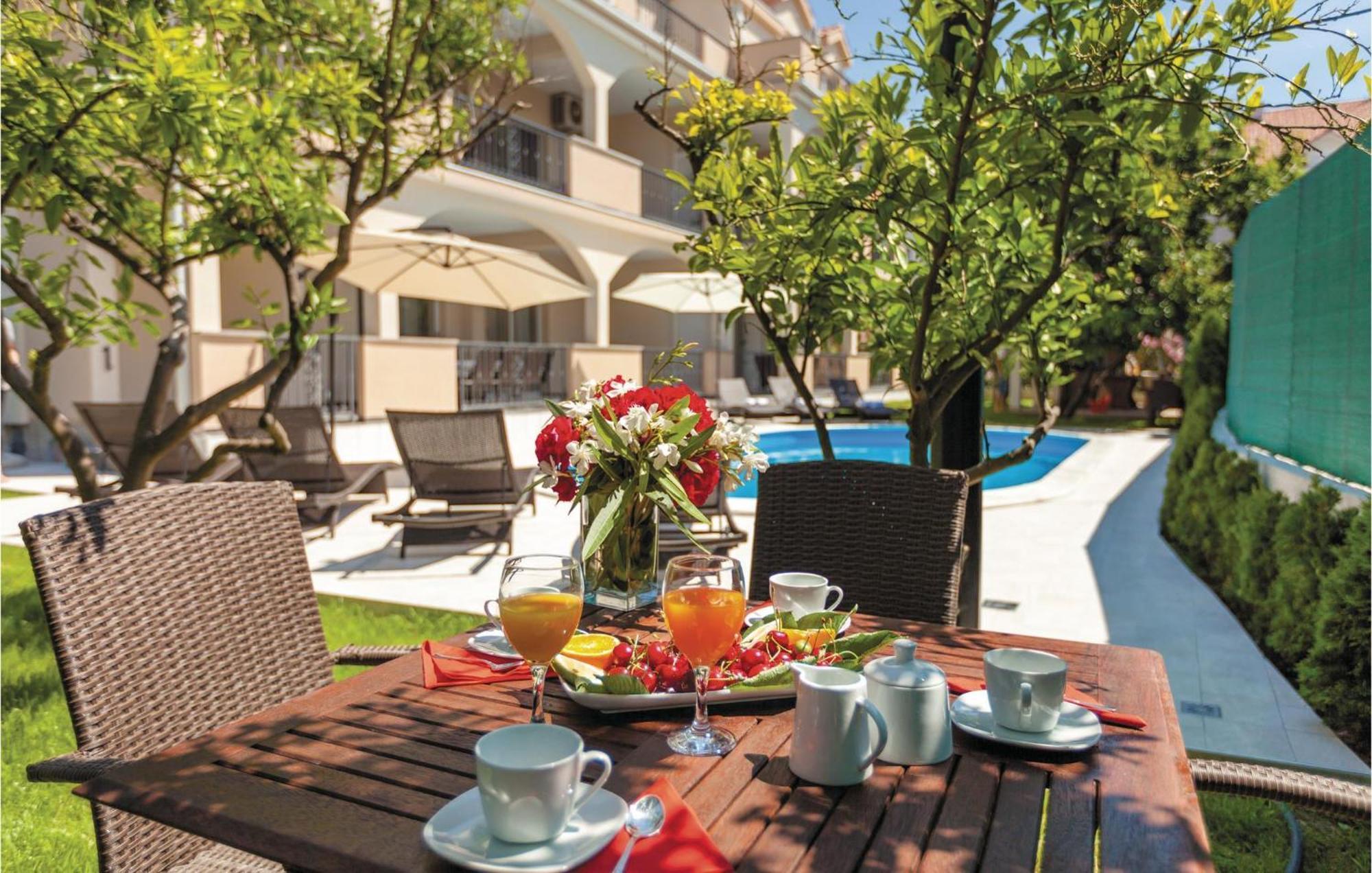 Amazing Apartment In Kastel Stafilic With Jacuzzi Kaštela Εξωτερικό φωτογραφία