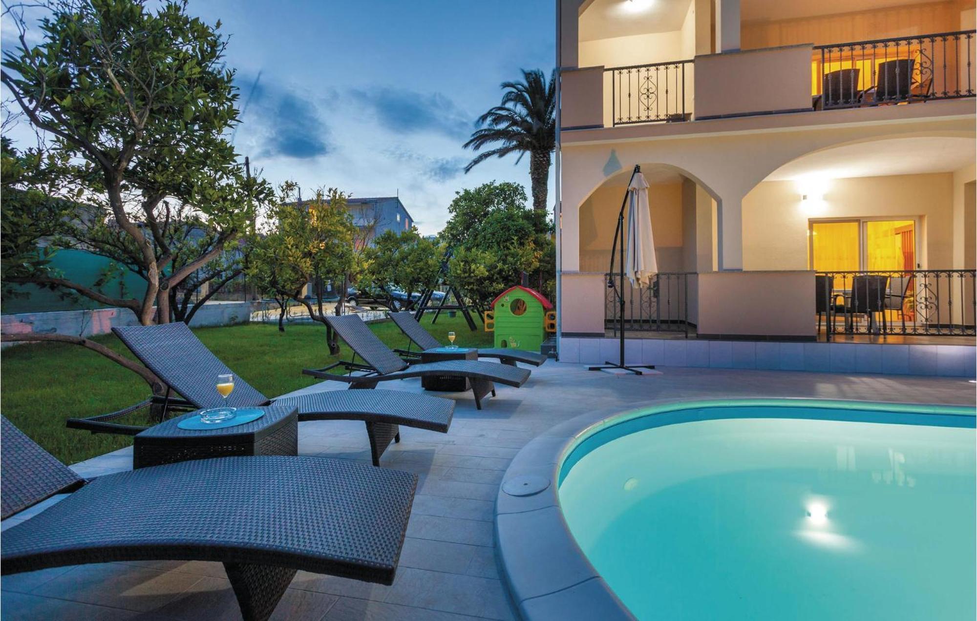 Amazing Apartment In Kastel Stafilic With Jacuzzi Kaštela Εξωτερικό φωτογραφία