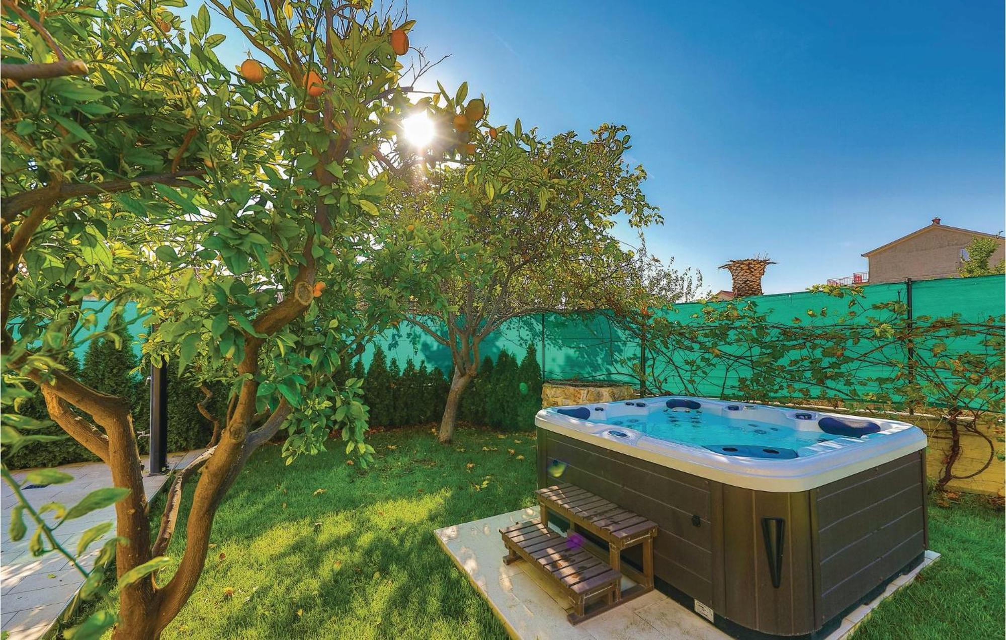 Amazing Apartment In Kastel Stafilic With Jacuzzi Kaštela Εξωτερικό φωτογραφία