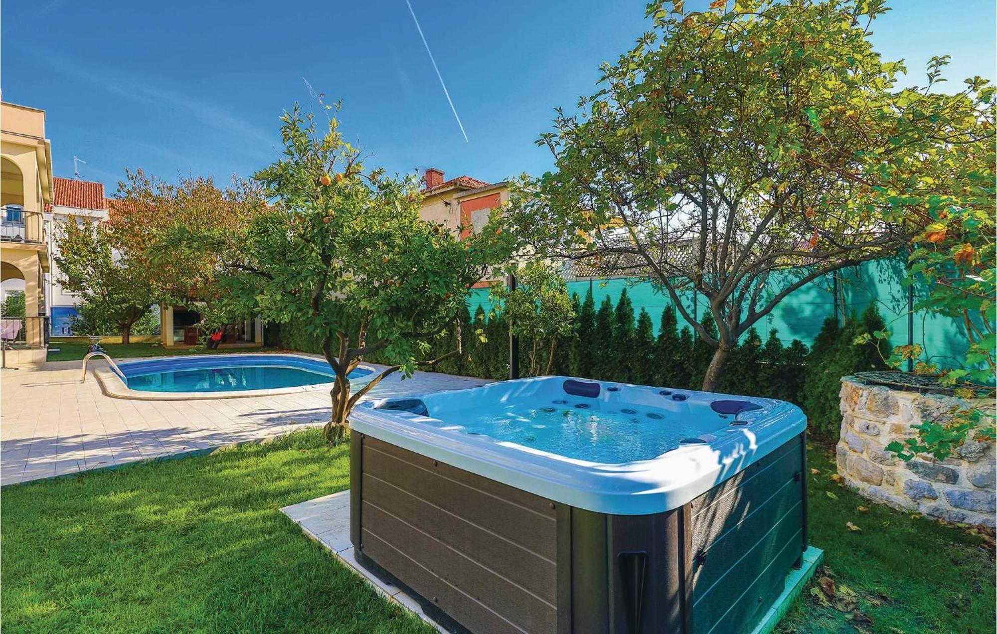 Amazing Apartment In Kastel Stafilic With Jacuzzi Kaštela Εξωτερικό φωτογραφία